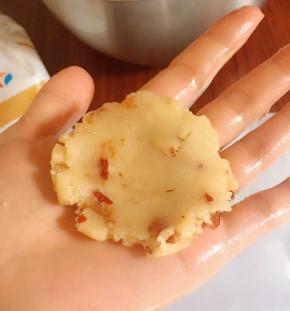 压扁，放烤盘里