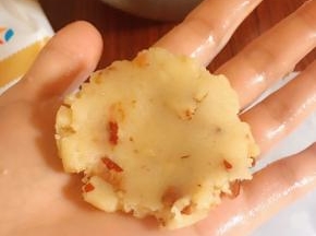 压扁，放烤盘里
