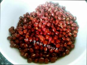 红豆洗净，控干水份。