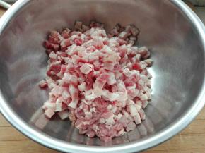 五花肉切成肉丁