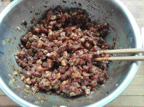 顺时针一个方向搅拌均匀，放置一旁腌着