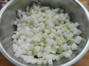 冬瓜去皮去籽，切成小丁
