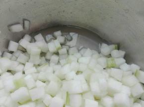 撒点盐腌渍（为了让其出水份）