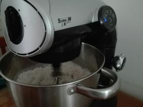 将面团所有材料混合，尝试上豪厨师机揉包子面团的效果