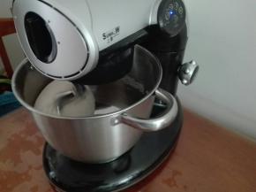 同样上豪厨师机3分钟成团，为了让面团形成内部组织更均匀，继续让其揉了3分钟左右