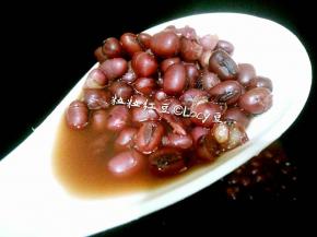 气阀归位后，打开电饭煲，炖煮好的红豆，小部分已炖开花，大部分是粒粒饱满，尝一下，粉糯已熟。