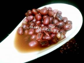 气阀归位后，打开电饭煲，炖煮好的红豆，小部分已炖开花，大部分是粒粒饱满，尝一下，粉糯已熟。