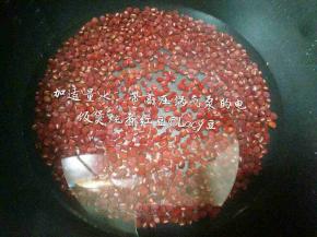 将炒好的红豆过一次清水，洗去炒红豆时表面的黑灰，沥干，倒入电饭煲内胆，加适量水，用带高压锅气阀的电饭煲炖煮。