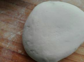 取出揉好的面团，稍作整理即可，将光滑的面团盖保鲜膜醒发15分钟