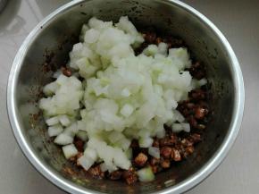 将腌出水份的冬瓜丁箍出水份放入肉馅中