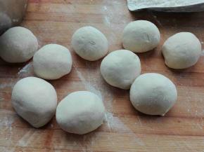 醒发好的面团，分成均等剂子