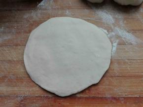 擀成中间厚，四周薄的圆形