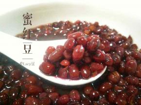 碗内加入红糖粉，拌匀，冷藏密封一夜，即可。