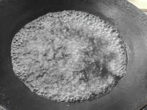 锅中放适量水烧开