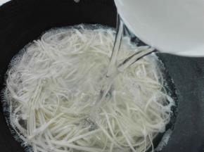 倒入适量冷水
