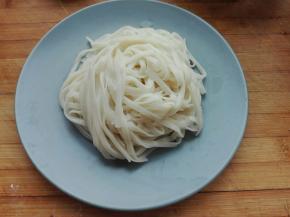 捞出控干放入盘子中