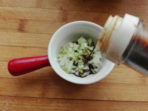 剁碎的葱沫倒入适量味极鲜