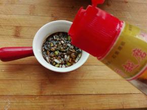 继续倒入几滴香油