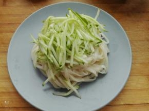 黄瓜丝放在面条上