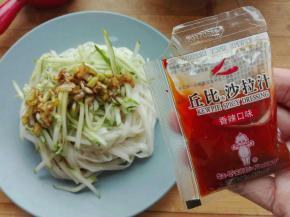 浇上葱油，倒上香辣口味的丘比沙拉汁