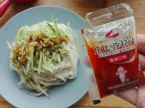 浇上葱油，倒上香辣口味的丘比沙拉汁