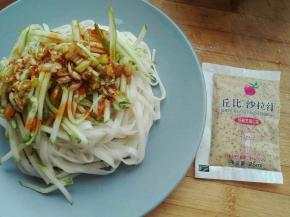 . 在继续倒上芝麻味道丘比沙拉汁