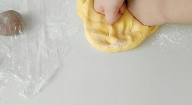面团发酵好，充分揉捏排气。