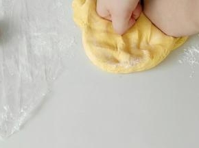 面团发酵好，充分揉捏排气。