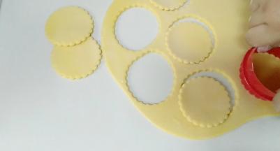 用模具压出圆面片。