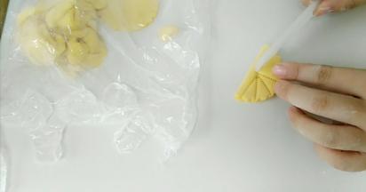 用新梳子压出印痕。