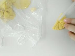 用新梳子压出印痕。
