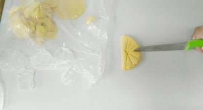 中间用刀切开。