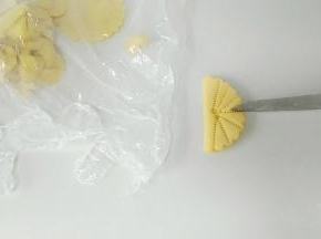 中间用刀切开。