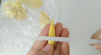 制作身体，黑芝麻做眼睛。