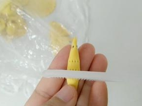 制作身体，黑芝麻做眼睛。