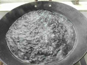 锅中烧开水