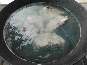 将排骨放入烧开水水中