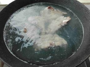 将排骨放入烧开水水中
