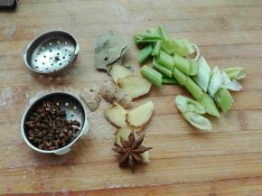 准备葱段，姜片，八角，花椒，香叶