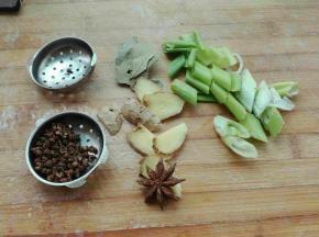 准备葱段，姜片，八角，花椒，香叶
