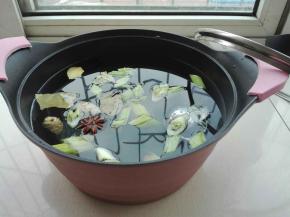 锅中放水，放入上述原料，放入少量盐，便于排骨入味