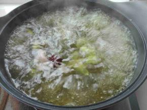 大火烧开，放入绰好的排骨