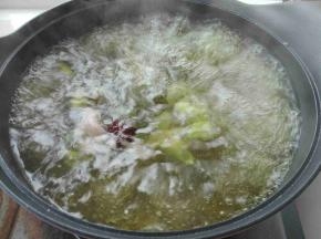大火烧开，放入绰好的排骨