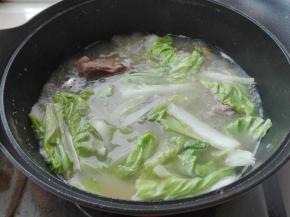 约一个小时放入小白菜（或者自己喜欢的各种蔬菜，香菇等）继续小火熬制十几分钟