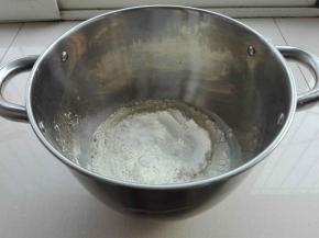 将牛奶放入酵母融化，放入面粉，糖