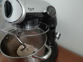 很喜欢上豪厨师机这个搅面勾，因为这可是纯手工打造的哦，上豪的独有功能，可以根据面团情况自动由一档转到二档，总共用了11分钟（此款机器可以连续工作40分钟哈）