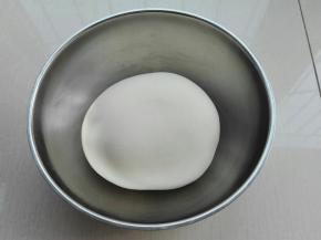 打好的面团取出稍作整理，将光滑的面团盖好保鲜膜进行室温发酵
