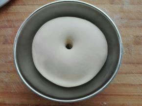 面团发酵至手指戳洞不回缩不塌陷即可