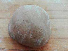 将中间大小的面团用可可粉调成可可色