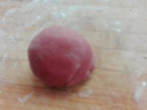 将最小的面团用红曲粉调成红色